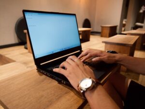 Būsto technologijų sauga: saugus Wi‑Fi maršrutizatorius, kameros ir išmanūs įrenginiai nuo kibernetinių atakų