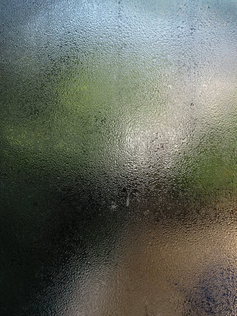Ant lango matomas kondensatas, rodantis didesnę oro drėgmę