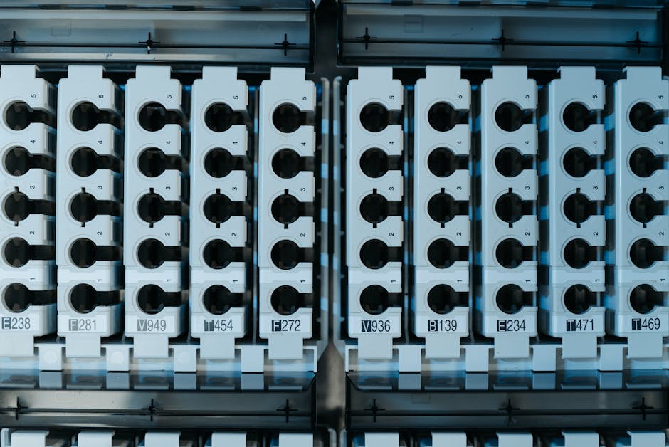 Technikas prie elektros skydelio su aiškiai pažymėtomis automatinėmis grupėmis