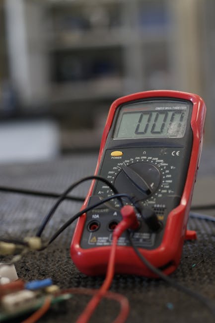 Elektrikas atlieka izoliacijos ir įžeminimo matavimus prie elektros skydelio