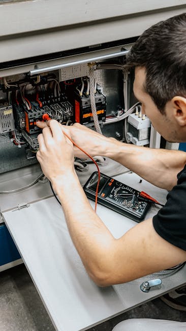 Elektrikas apžiūri lauko instaliacijos laidus ir jungtis prieš montuojant kiemo šviestuvus