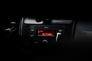 FM vs internetinis radijas palyginimas: garso kokybė, stabilumas ir duomenų sąnaudos radijo klausymui fone.