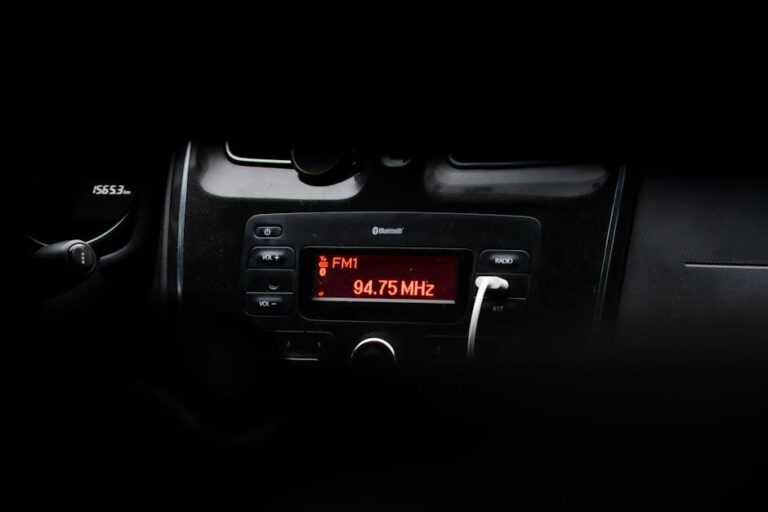 FM vs internetinis radijas: kuo skiriasi garso kokybė, stabilumas ir duomenų sąnaudos