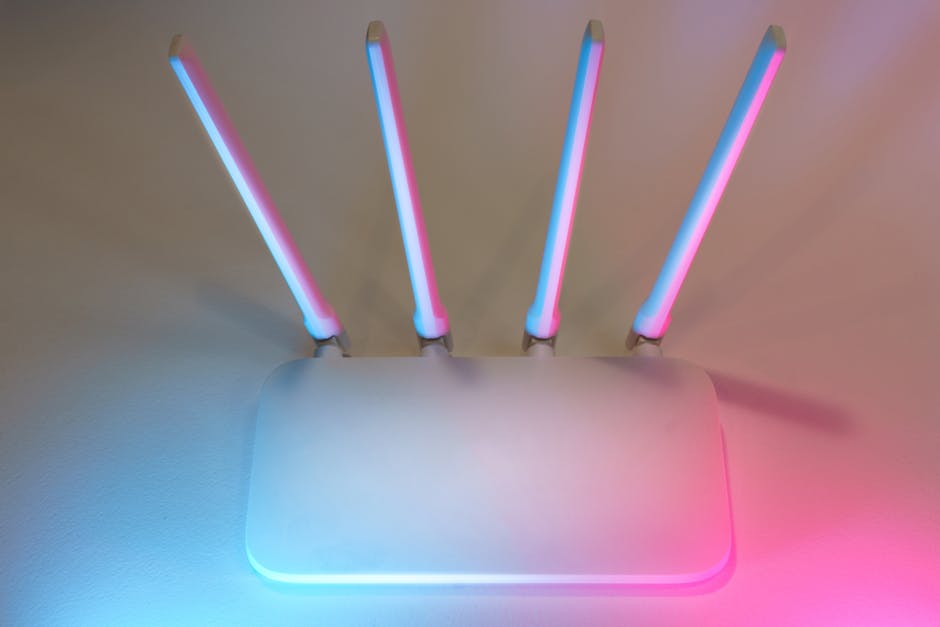 Žmogus prie namų routerio nustatymų atskiria 2.4 GHz ir 5 GHz tinklus