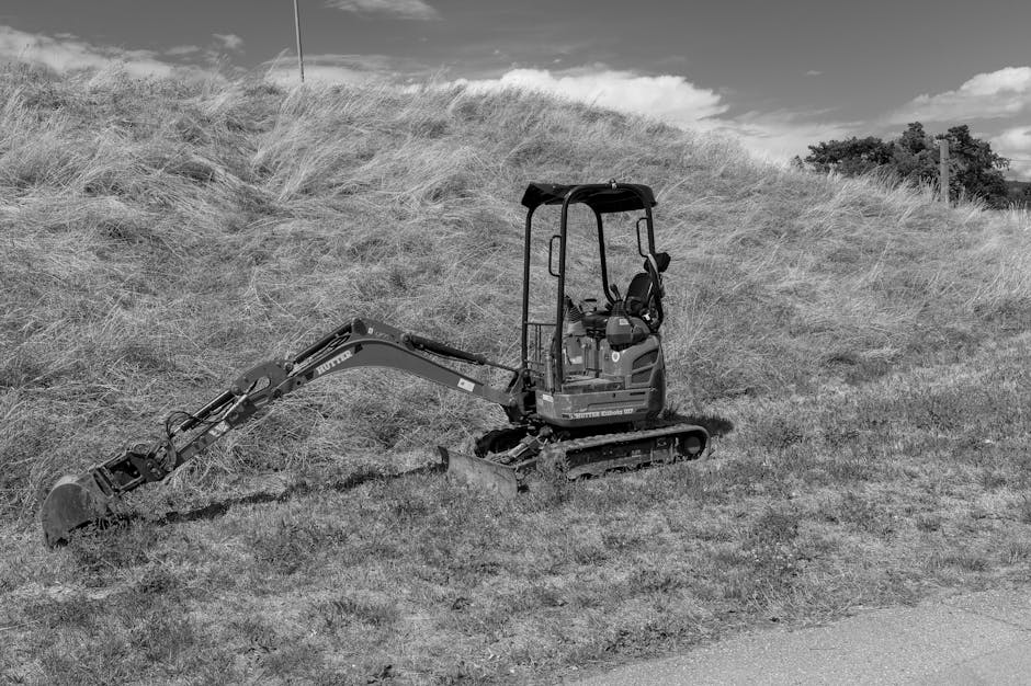 Bobcat dirba šalia privažiavimo, ant kiemo paruošiamos žemės darbams