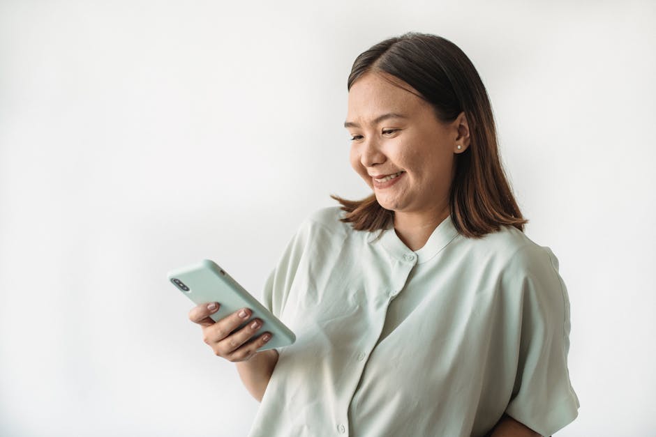 Asmuo telefone tikrina mobilio interneto duomenų suvartojimą klausydamasis radijo