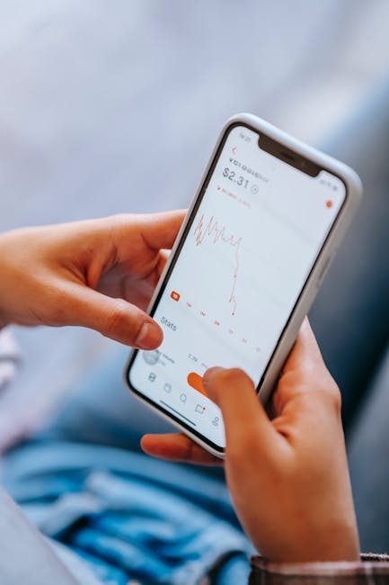 Rankoje laikomas telefonas su mobiliojo interneto duomenų naudojimo ekranu