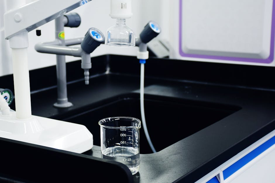 Laboratorijoje tiriamas vanduo mėgintuvėliuose ir testų skystis