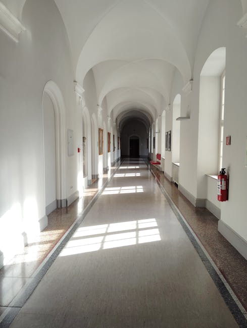 Zoninis apšvietimas namų koridoriuje su judesio jutikliu