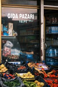 Namo vidaus siena su drėgmės dėmėmis ir praktinis gidas, kaip sutvarkyti drėgnas sienas bei išvengti pelėsio.